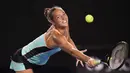 Kateryna Bondarenko melakukan backhand kearah petenis Swiss, Belinda Bencic pada hari ke-5 turnamen tenis Australian Open 2016  di Melbourne, Jumat (22/1/2016). (AFP/Greg Wood)
