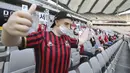 Sejumlah boneka menghiasi tribun penonton saat pertandingan FC Seoul Kontra Gwangju FC di Seoul World Cup Minggu (17/5/2020). FC Seoul menempatkan boneka untuk menghidupkan atmosfer pertandingan. (AP/Ryu Young-suk)