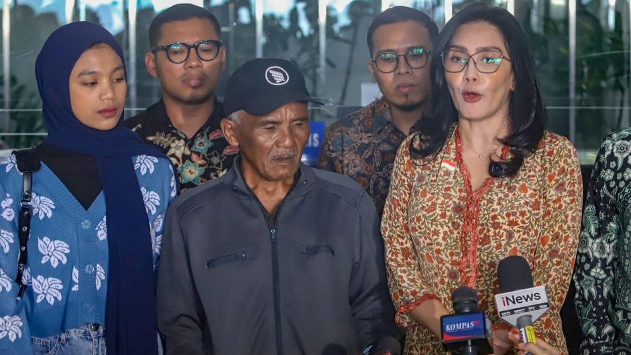 Ujang, ayah kandung dari almarhumah Dini Sera Afrianti, bersama Alfika Risma, adik Dini, serta kuasa hukum keluarga korban dan Anggota DPR Rieke Diah Pitaloka, melaporkan Tim Majelis Hakim Pengadilan Negeri Surabaya ke Komisi Yudisial (KY). Foto: merdeka.