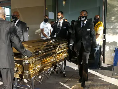 Peti mati berisi jenazah George Floyd dibawa setelah penghormatan terakhir di Gereja Fountain of Praise, Houston, Amerika Serikat, Senin (8/6/2020). Jenazah George Floyd disemayamkan dalam sebuah peti mati berlapis emas. (Godofredo A. Vásquez/Houston Chronicle via AP, Pool)