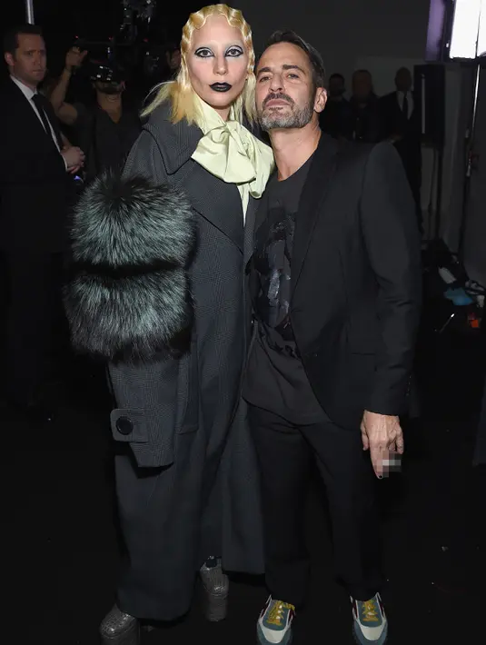 Lady Gaga berpose dengan desainer Marc Jacobs dibelakang panggung New York Fashion Week, Kamis (18/2). Menjadi model runway koleksi Marc, Gaga menghilangkan warna alisnya dengan proses bleaching. (Jamie MCCARTHY/GETTY IMAGES NORTH AMERICA/AFP)