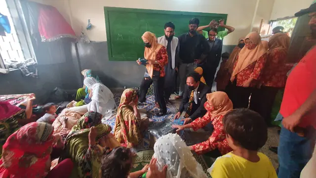 Kunjungan KJRI Karachi ke kamp korban banjir pakistan