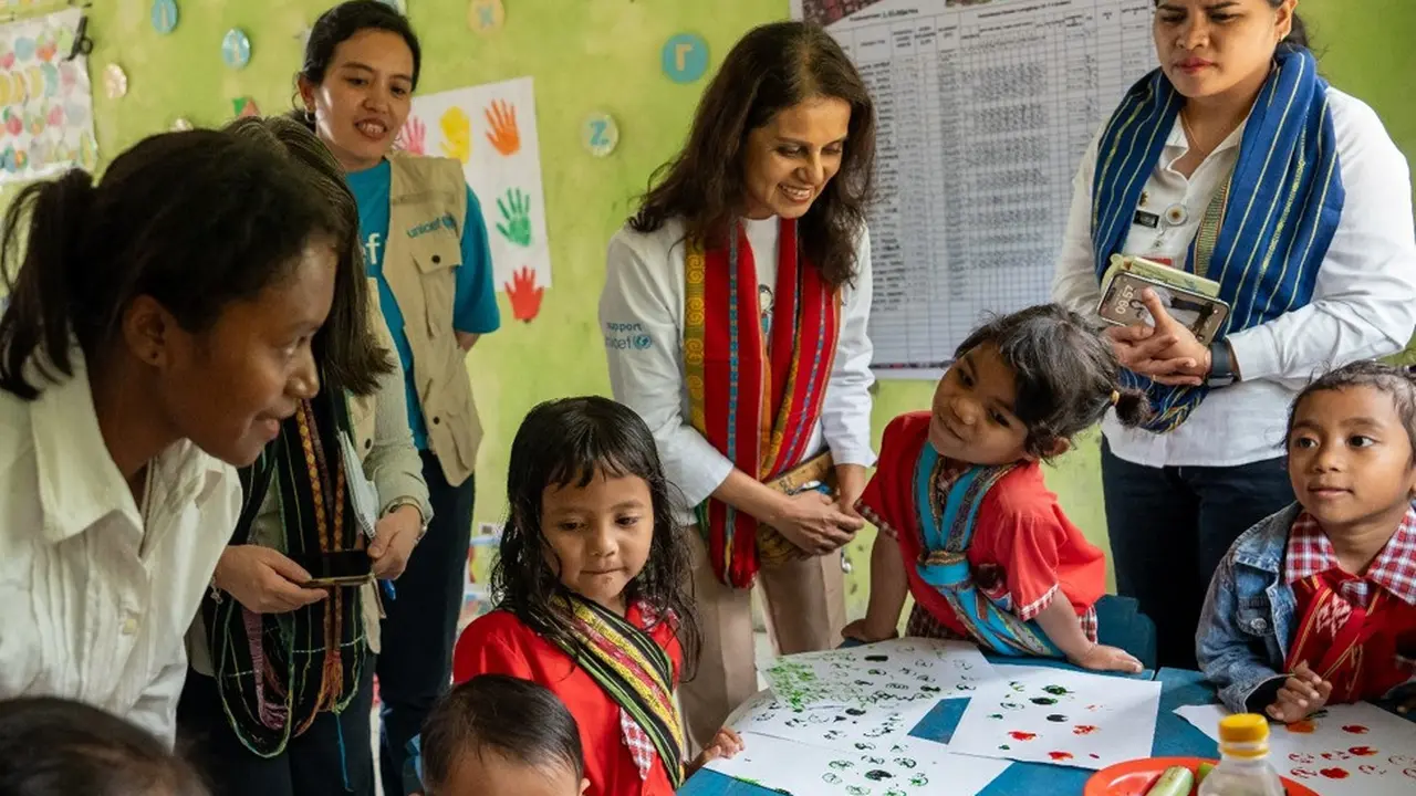 Perwakilan UNICEF Indonesia, Maniza Zaman (keempat dari kanan), mengungkapkan orangtua, guru, tenaga kesehatan, tokoh agama, hingga komunitas dinilai memiliki peran penting menghadirkan ruang aman untuk anak. (Foto: Dok UNICEF)