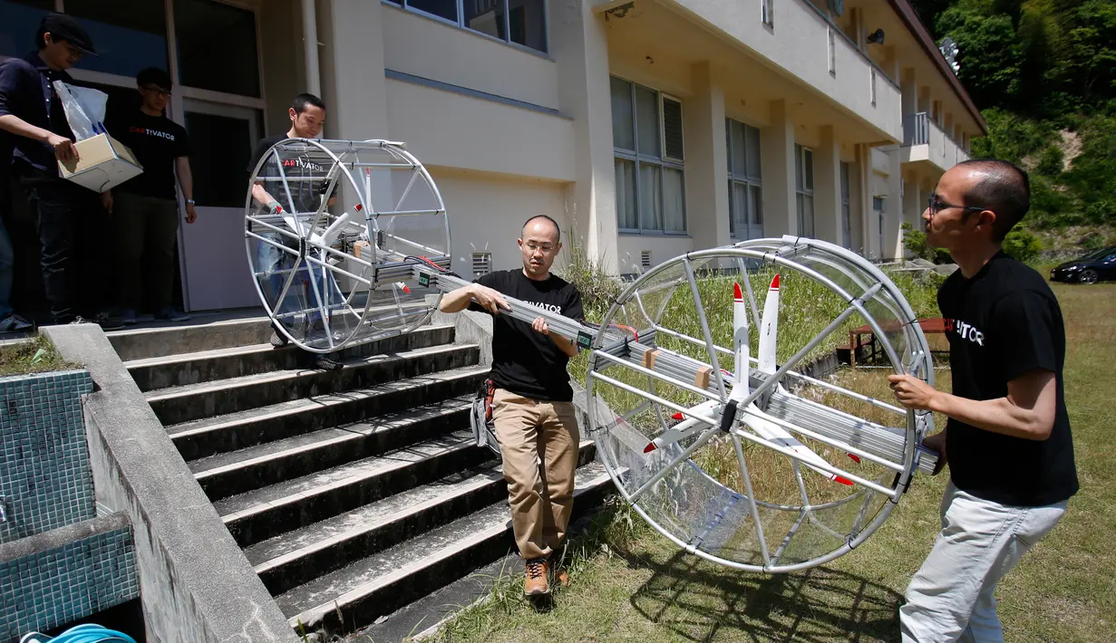 Tim dari proyek Cartivator menyiapkan model mobil terbang untuk di uji coba di kota Toyota, Jepang (3/6). Prototype atau model mobil terbang ini terbuat dari rangka aluminium dan 8 baling-baling. (AP Photo / Koji Ueda)