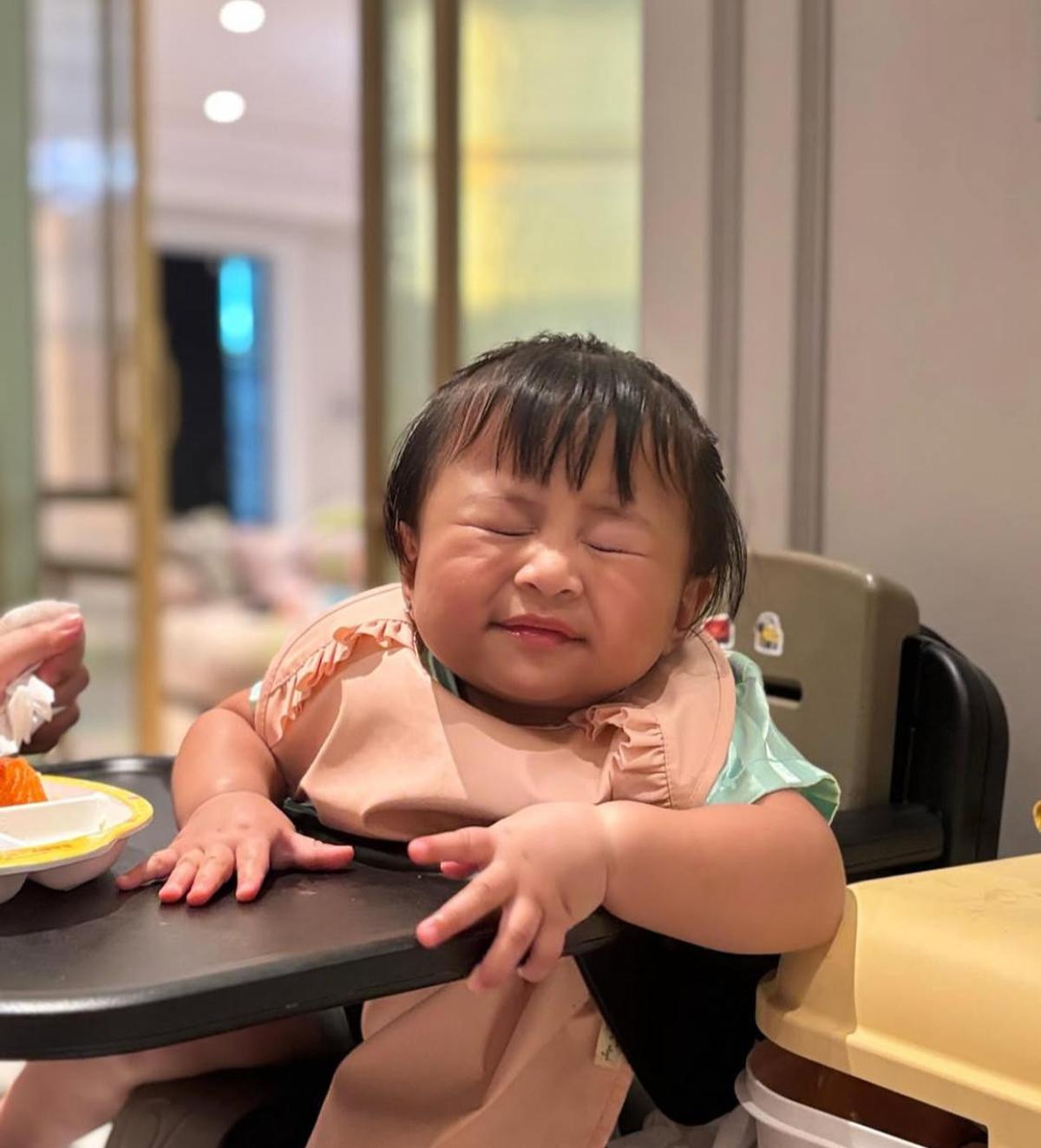 Ekspresi Gemas! Potret Lily Saat Makan Ini Mirip Emoticon Hidup