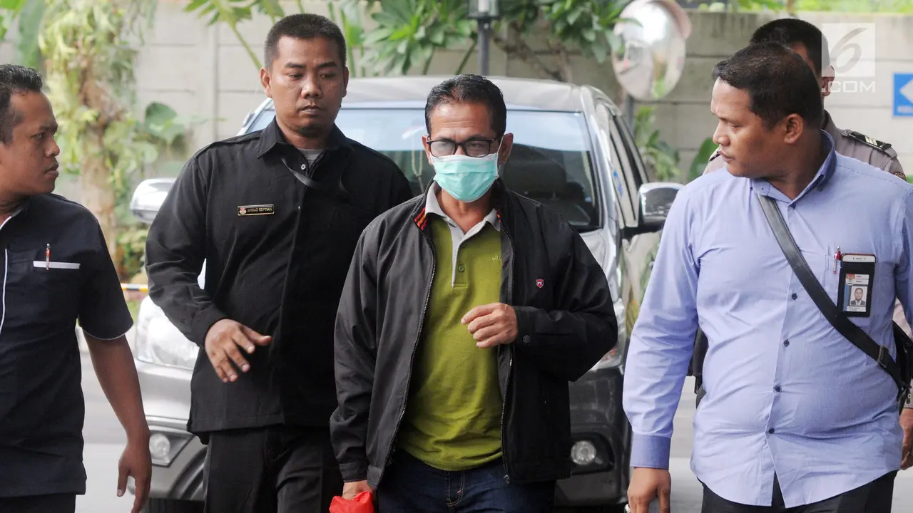 Terjaring OTT, Bupati Mesuji Pakai Masker ke Gedung KPK