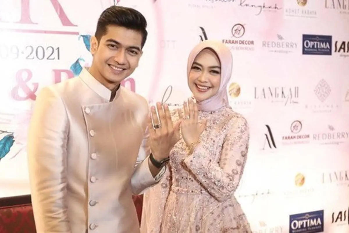 8 Detail Penampilan Ria Ricis saat Dilamaran Teuku Ryan, Menawan