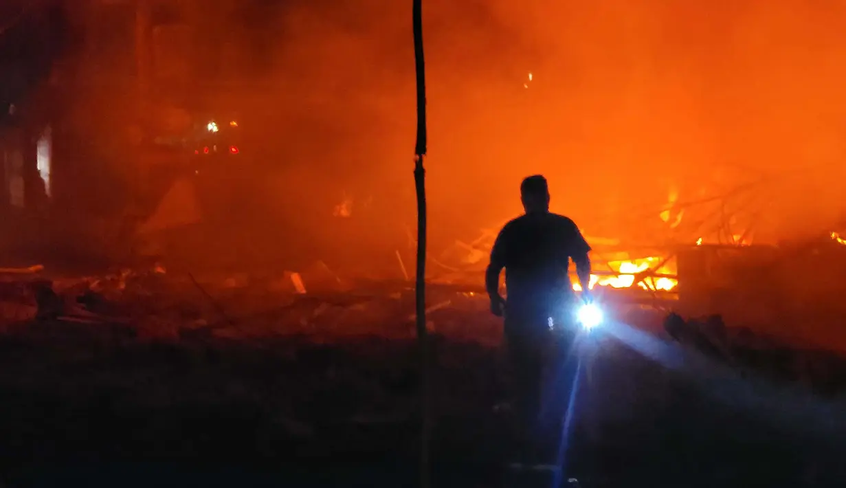 Kantor berita resmi National News Agency (NNA) mengatakan “pesawat tempur Israel ... melakukan serangan yang menargetkan pusat pasar” di Nabatiyeh. (Abbas FAKIH/AFP)