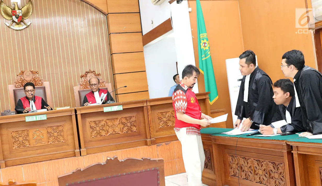 Mantan Ketua Persatuan Artis Film Indonesia (Parfi), Gatot Brajamusti alias Aa Gatot, berbicara dengan tim kuasa hukum sebelum sidang perdana kasus tindakan asusila di Pengadilan Negeri Jakarta Selatan, Kamis (12/10). (Liputan6.com/Immanuel Antonius)