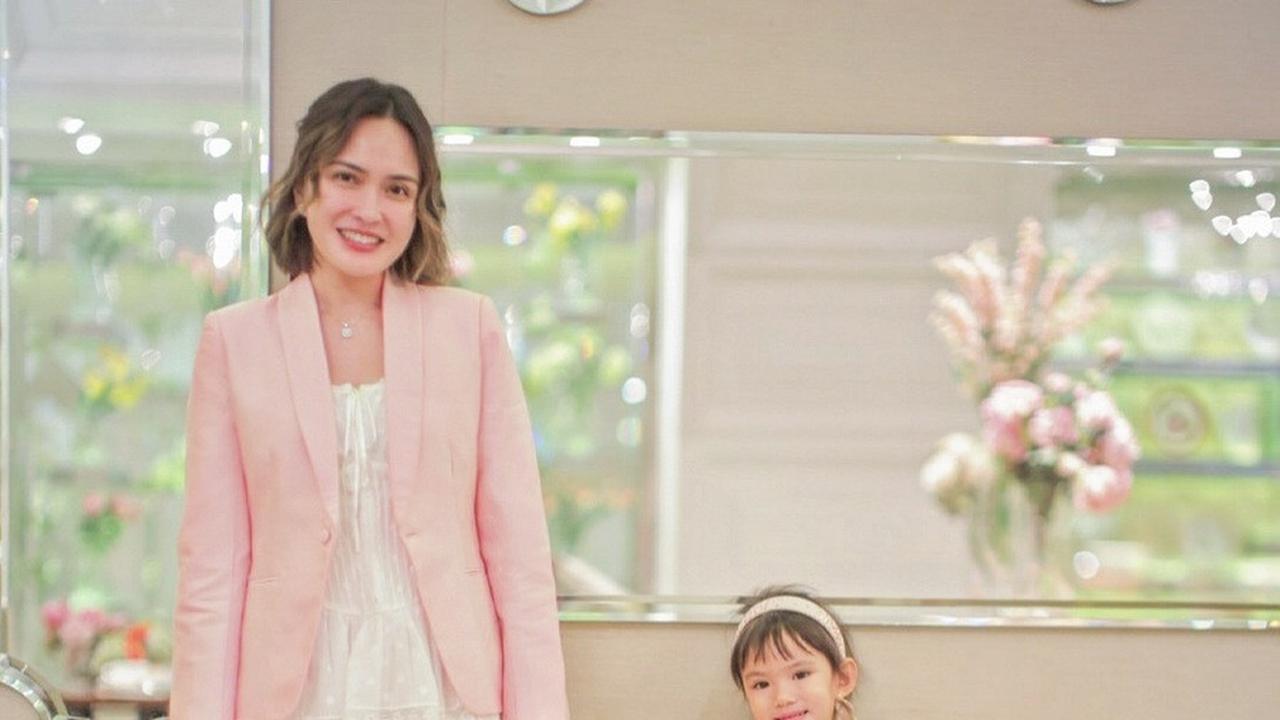 7 Potret Shandy Aulia Photoshoot Bareng Anak, Kompak Pakai Baju Pink dan Berpose Centil