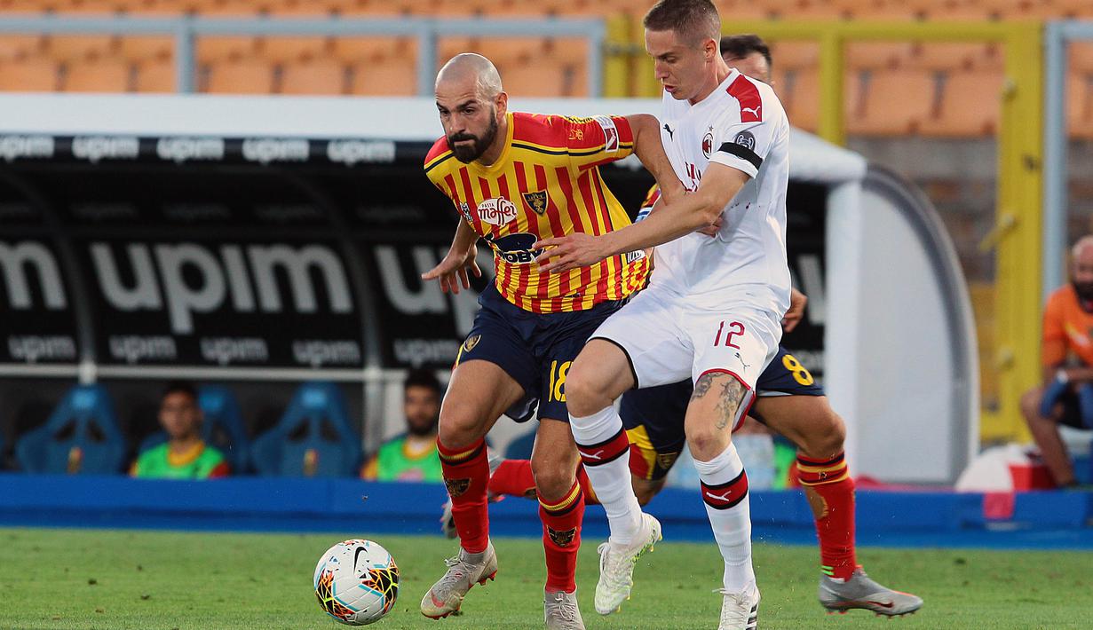 Pemain AC Milan, Andrea Conti, berebut bola dengan pemain Lecce, Riccardo sayonara, pada laga Serie A di Stadion Via del Mare, Senin (22/6/2020). AC Milan menang 4-1 atas Lecce. (Spada/LaPresse via AP)