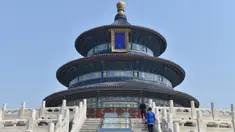 Wisatawan mengunjungi Hall of Prayer for Good Harvests di Kuil Surga, Beijing, China (29/4/2020). Kuil Surga, salah satu Situs Warisan Dunia UNESCO yang ditutup sementara akibat merebaknya COVID-19, membuka kembali tiga kompleks bangunan utamanya untuk umum pada Rabu (29/4). (Xinhua/Peng Ziyang)