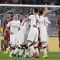 Pemain AC Milan merayakan gol yang dicetak oleh Theo Hernandez ke gawang AS Roma pada laga Serie A 2019 di Stadion Olympic, Senin (27/10). AS Roma menang dengan skor 2-1. (AP/Andrew Medichini)