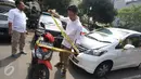 Barang bukti sepeda motor dan mobil yang ditunjukan polisi saat rilis di Polda Metro Jaya, Jakarta, Jumat (17/2). (Liputan6.com/Immanuel Antonius)