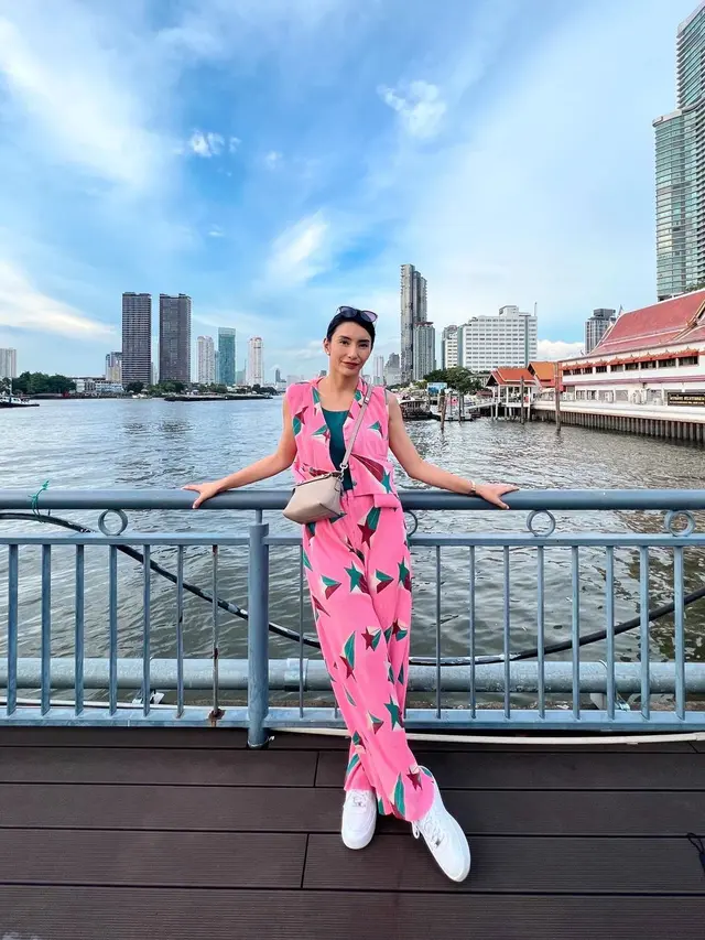 6 Gaya Tyas Mirasih dan Tengku Tazi Liburan di Thailand, Kece dengan Outfit Kasual