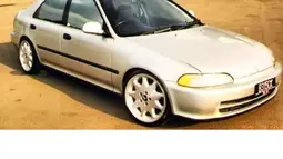 Honda Civic Genio pun tak lepas dari serangan pelek "Brajam". Dengan menggunakan pelek ini, dijamin mobilmu auto hits di jalanan era itu. (Source: Instagram/@groupotomotif1990)