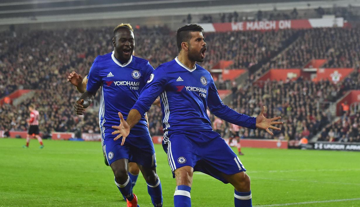 Pemain Chelsea, Diego Costa (kanan) merayakan golnya ke gawang Southampton pada lanjutan Premier League di St Mary's Stadium, Southampton, (30/10/2016). Chelsea menang 2-0. (AFP/Glyn Kirk)
