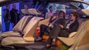 Pengunjung duduk di mobil konsep masa depan BMW, i Inside Future, yang dipamerkan dalam ajang CES 2017 di Las Vegas, 7 Januari 2017. Agar menambah kesan asri, bagian bawah baris kedua mobil masa depan BMW dilengkapi rerumputan hijau. (David MCNEW/AFP)