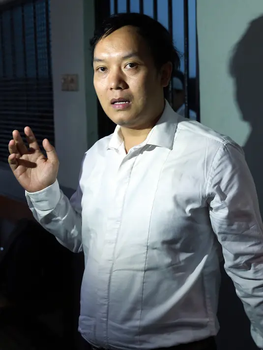 'Sudahlah ambil gambarnya, nanti aja. Kasihan teman-teman yang lain,' kata Hengki Kawilarang melarang mengambil gambar dirinya. (Wimbarsana Kewas/Bintang.com)