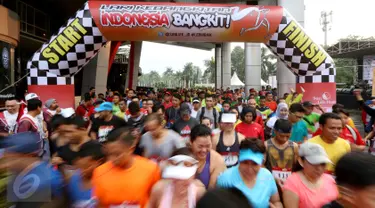 Ratusan peserta mengikuti lomba lari Ceria 5k di fx  Senayan, Jakarta, (21/5). Kegiatan yang mengangkat tema Lari kebangkitan Indonesia Bangkit diselenggarakan Sun Life Financial Indonesia dan komunitas lelarian sana-sini. (Liputan6.com/Fery Pradolo)