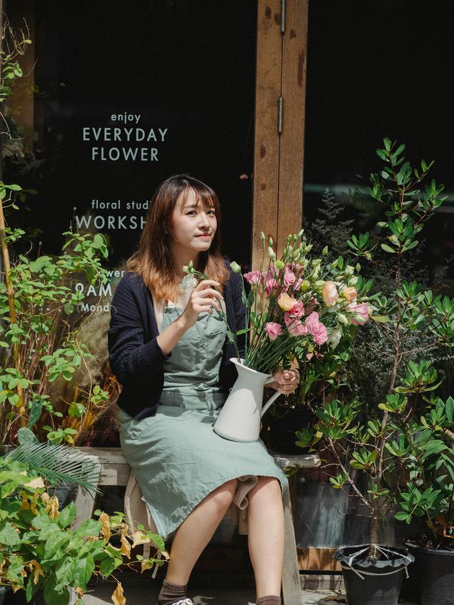 wanita juli lapang dada