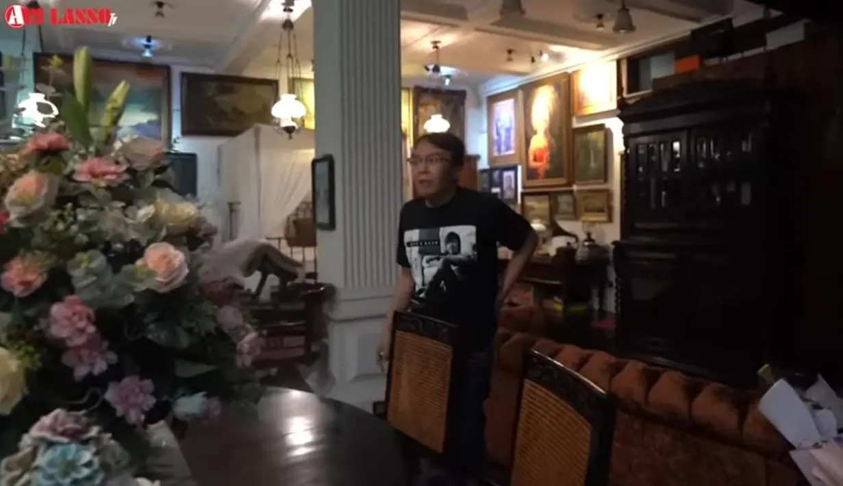 Saat masuk, Ari Lasso terlihat terkejut karena di kamar Ahmad Dhani terdapat bangku tamu dan juga meja makan (YouTube/Ari Lasso TV)