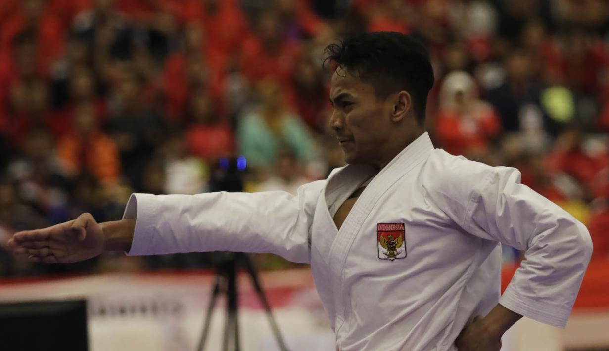 Ahmad Zigi Zaresta saat partai final Junior Kata berhasil mengalahkan wakil Spanyol, Xabier Pereda Elorduy pada Kejuaraan Dunia Karate Junior, Cadet dan U-21 di ICE, BSD, Tangerang, Kamis (12/11/2015). (Bola.com/Vitalis Yogi Trisna)