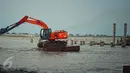 Alat berat mengeruk lumpur dan memasang tiang pancang untuk proyek pembangunan tembok penahan rob ( giant wall sea ) di Kawasan Tambak Lorok Semarang, Jumat ( 12/2). (Gholib)