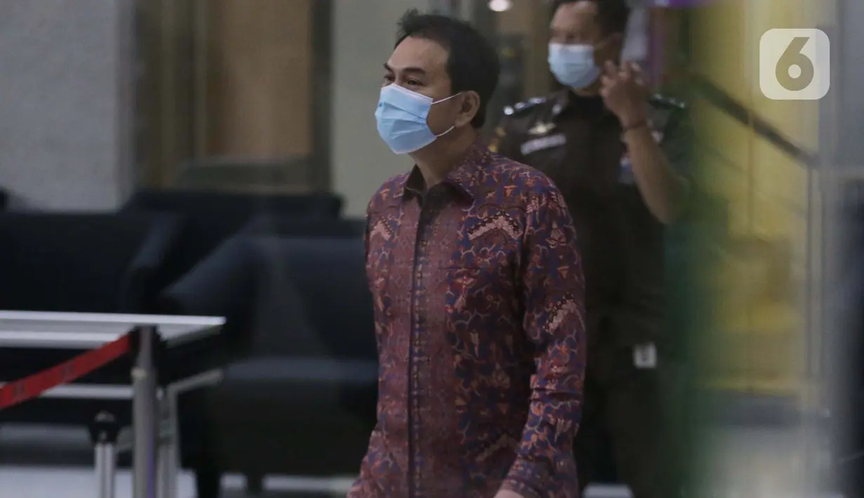 Wakil Ketua DPR RI, Azis Syamsuddin seusai menjalani pemeriksaan di Gedung KPK, Jakarta, Rabu (9/6/2021). Azis Syamsuddin diperiksa sebagai saksi terkait kasus dugaan suap penanganan perkara yang menyeret penyidik KPK dari unsur Polri, Stefanus Robin Pattuju. (Liputan6.com/Helmi Fithriansyah)