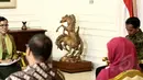 Presiden Jokowi (kanan) saat berbincang dengan Komnas Perempuan di Istana Negara, Jakarta, Senin (16/3/2015). Komnas Perempuan memaparkan temuan-temuan terbaru mengenai kekerasan atas perempuan. (Liputan6.com/Faizal Fanani)