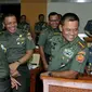 Panglima TNI Jend. Gatot Nurmantyo (kanan), KSAD Jend. Mulyono (kiri) usai rapat dengar pendapat dengan Komisi I DPR di Gedung DPR/MPR, Jakarta, Senin (7/9/2015). Rapat perdana membahas anggaran TNI dan isu pertahanan Indonesia. (Liputan6.com/JohanTallo)