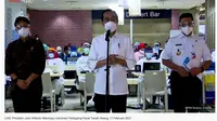 Presiden Republik Indonesia, Joko Widodo (Jokowi) ditemani Menteri Kesehatan, Budi Gunadi Sadikin, dan Gubernur DKI Jakarta, Anies Baswedan, memantau pelaksanaan vaksinasi COVID-19 tahap kedua di Pasar Tanah Abang, Jakarta Pusat pada Rabu pagi, 17 Februari 2021.