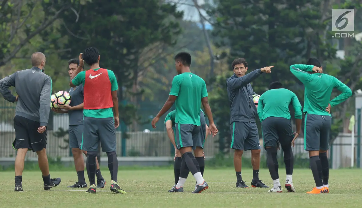 Pelatih Timnas Indonesia U-23, Luis Milla (ketiga kanan) memberi arahan saat latihan di Lapangan A Senayan, Jakarta, Sabtu (17/3). Latihan ini persiapan uji tanding melawan Singapura pada 21 Maret mendatang. (Liputan6.com/Helmi Fithriansyah)