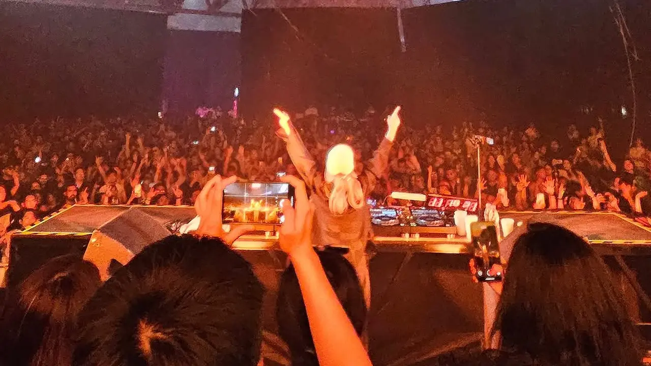 6 Gaya Monokrom Hyoyeon SNSD Debut DJ di DWP 2024 Jakarta