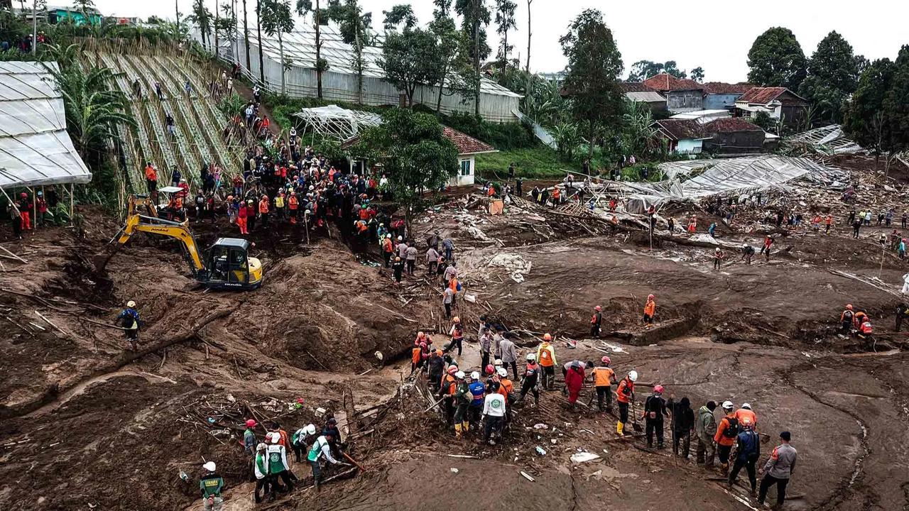 FOTO: Tim SAR Gabungan Intensifkan Pencarian Korban Longsor Pasirlangu