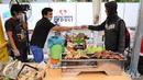 Pedagang melayani pembeli di stand ayam bakar pada acara kick off pasar murah di Kawasan SCBD, Jakarta (14/1). Acara ini digelar untuk meringankan beban masyarakat dalam memenuhi kebutuhan. (Liputan6.com/Fery Pradolo)