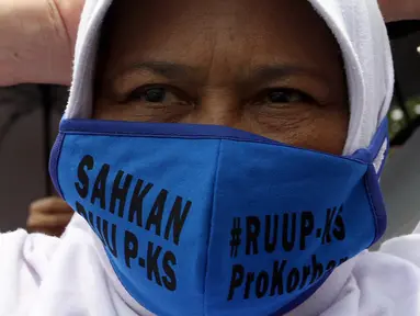 Massa Kolaborasi Nasional mengenakan masker saat mengikuti aksi di depan Gedung DPR/MPR, Jakarta, Selasa (17/9/2019). Massa yang mayoritas kaum hawa mendesak DPR segera mengesahkan Rancangan Undang-Undang (RUU) Penghapusan Kekerasan Seksual (PKS). (Liputan6.com/JohanTallo)