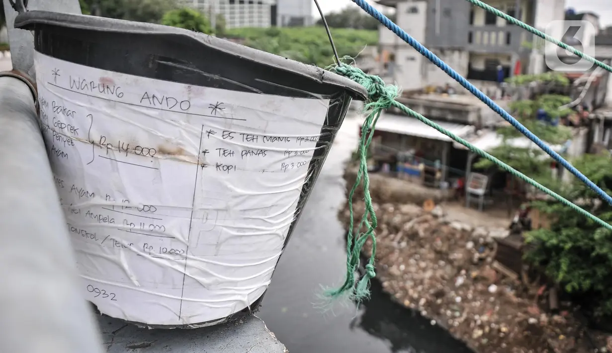 Sejumlah menu terpasang di ember salah satu warung kerek di Kuningan Barat, Mampang Prapatan, Jakarta Selatan, Rabu (25/5/2022). Meski hanya mengandalkan tambang dan ember, warung kerek masih menjadi primadona para pekerja kantoran untuk makan siang. (merdeka.com/Iqbal S Nugroho)
