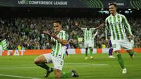 Pemain Real Betis, Antony (kiri) merayakan golnya ke gawang Fiorentina dalam laga leg 1 semifinal Conference League 2024/2025 di Benito Villamarin Stadium, Sevilla, Spanyol, Kamis (01/05/2025) waktu setempat. (AP Photo/Jose Breton)