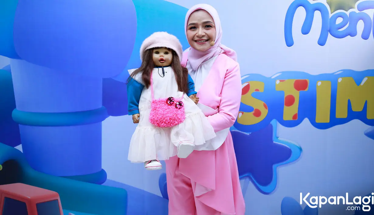 Hal itu diungkapan Ria Enes di studio 5 Emtek City, Jakarta, Kamis (2/11/2023).
 [Foto: KapanLagi.com/Bayu Herdianto]