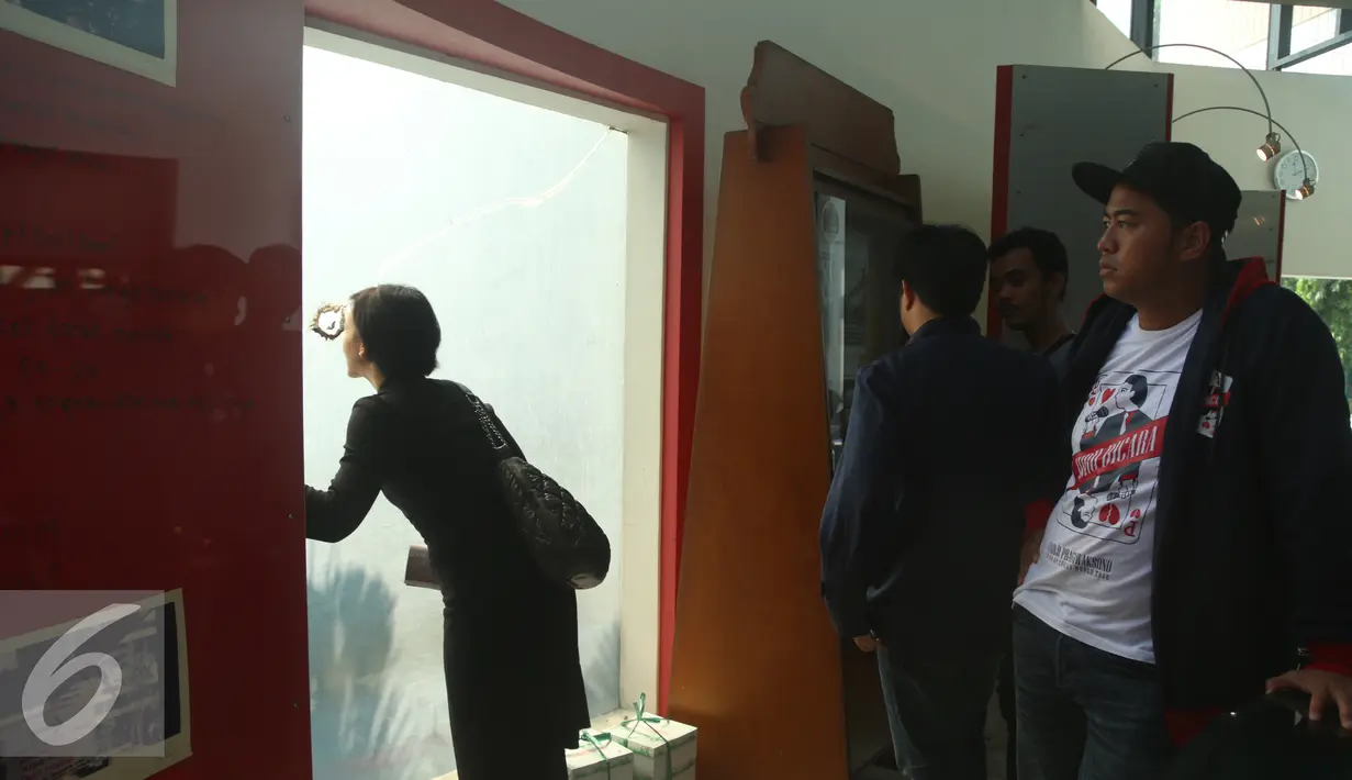 Wanda Hamidah melihat lubang bekas peluru di Museum Trisakti, Jakarta, Selasa (10/5). Kedatangan Wanda dan Pandji untuk mengenang Tragedi 1998 yang terjadi 18 tahun silam. (Liputan6.com/Herman Zakharia)