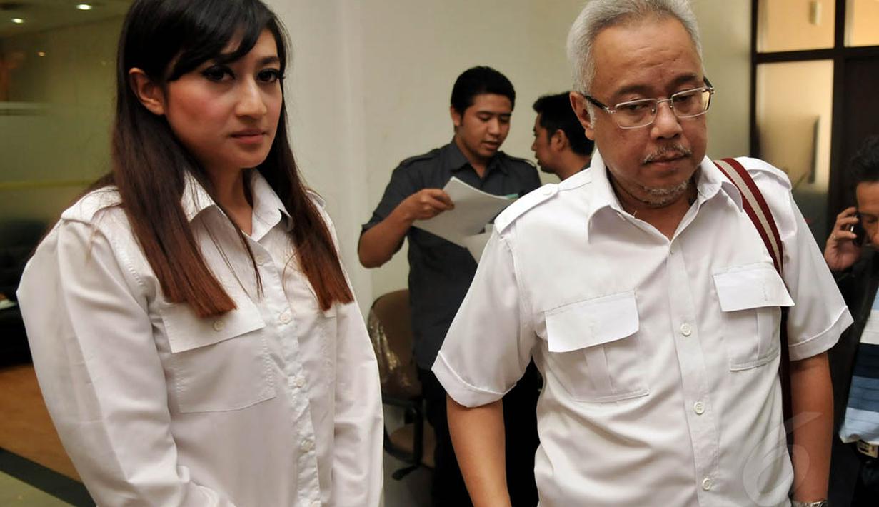 Mahendradatta (kanan)