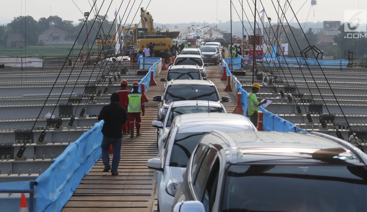 Kendaraan pemudik melintasi Jembatan Kali Kuto pada ruas tol fungsional Batang-Semarang, Gringsing, Batang, Jateng, Rabu (13/6). Jembatan ini dioperasikan sementara untuk arus mudik dan arus balik Lebaran 2018. (Liputan6.com/Arya Manggala)