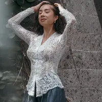 Mulai dari Luna Maya hingga Jennifer Bachdim, berikut gaya public figure pakai kebaya kartini di Hari Kartini 2024.