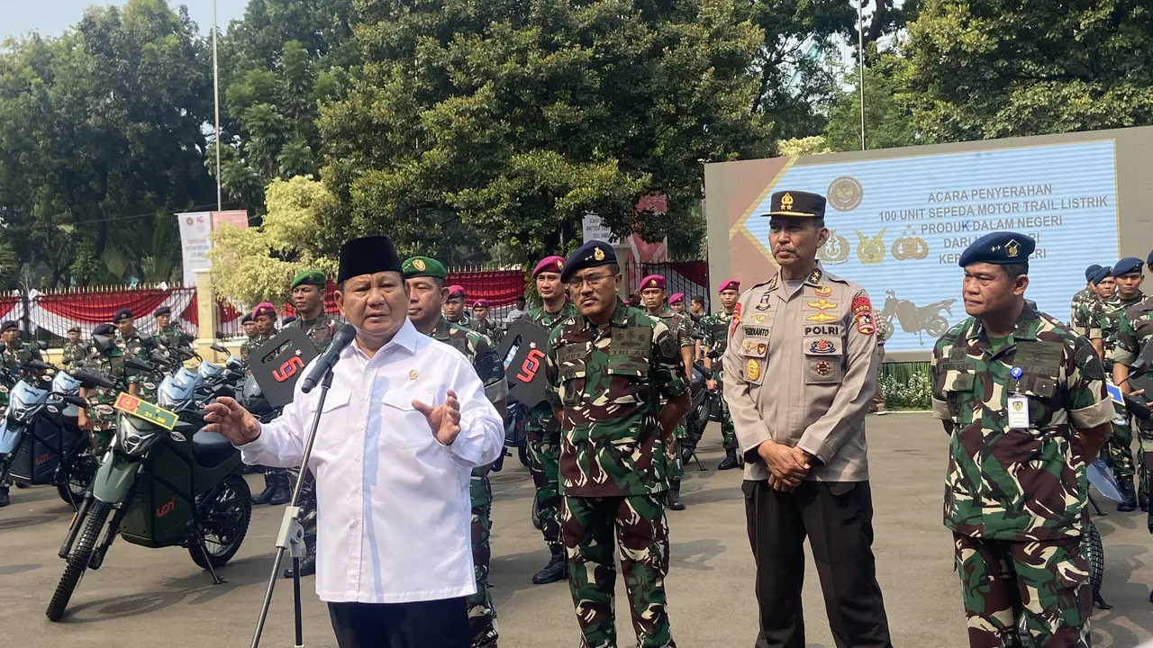 Menhan Prabowo Subianto menyerahkan 100 unit motor trail berbahan bakar listrik, kepada TNI AD, TNI AL, TNI AU, dan Polri,