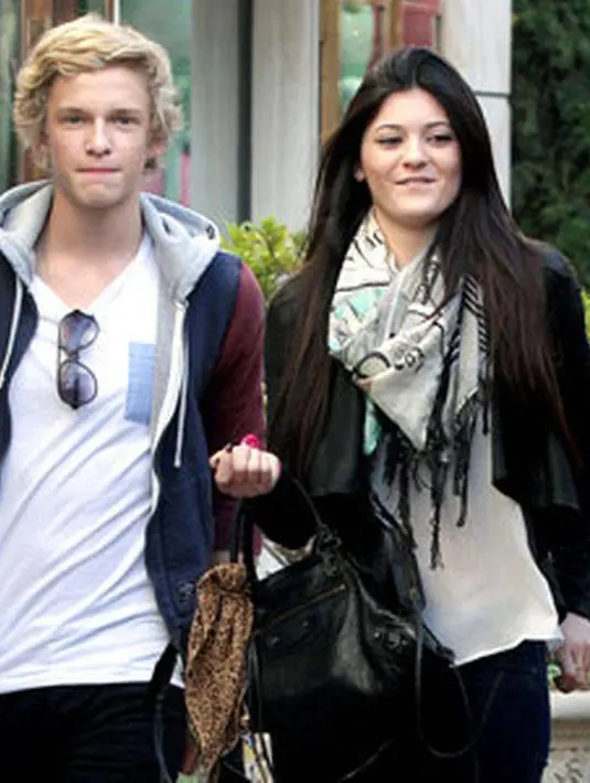 Pada tahun 2012, Kylie Jenner sempat berkencan dengan penyanyi asal Australia, Cody Simpson. (E! Online)