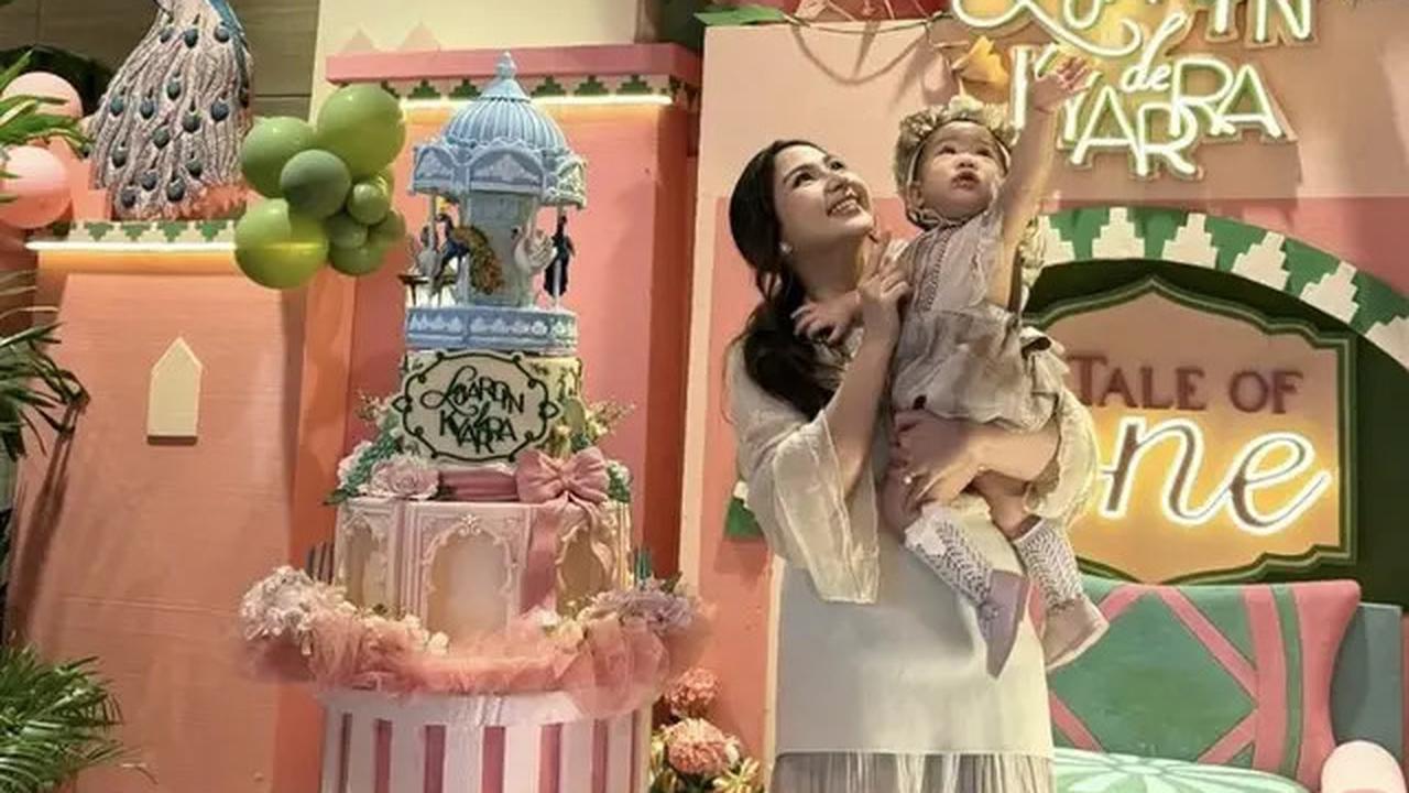 Gaya Jessica Mila Rayakan Ulang Tahun Pertama Putrinya dengan Pakaian Bernuansa Ivory Senada Bersama Suami