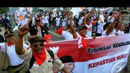 Masa pendukung Prabowo - Hatta memadati Jalan Sarinah, Jakarta Pusat. Mereka menuntut MK membatalkan hasil Pilpres, Jakarta, Kamis (21/8/2014) (Liputan6.com/Faisal R syam)