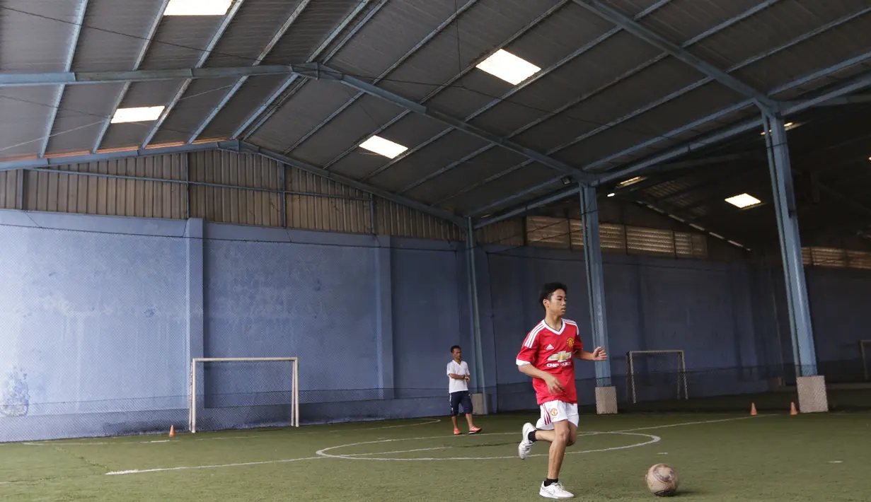 Ibrahim Zikri, terus berlatih passing, dribbling dan shooting untuk meningkatkan kemampuannya sebelum keberangkatannya ke MU. (Bola.com/Vitalis Yogi Trisna)
