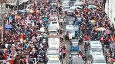 Suasana kepadatan yang terjadi pasar Tanah Abang di Jakarta, Minggu (11/6). Jelang Lebaran banyak masyarakat mulai memadati pasar tersebut untuk memenuhi kebutuhan lebaran dan mulai meyetok barang untuk di jual saat lebaran. (Liputan6.com/Angga Yuniar)